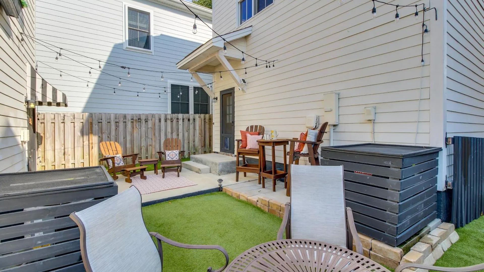 Chic Thomas Square In Walkable Location! *