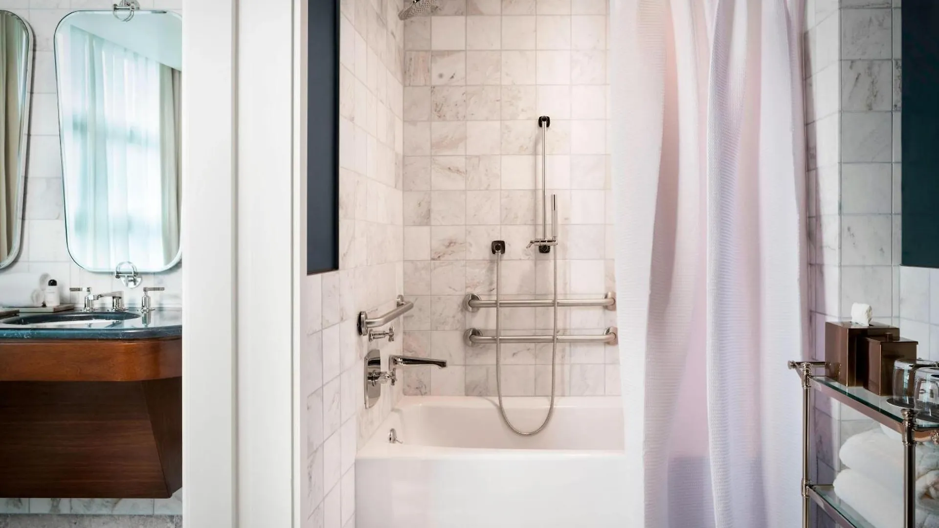 Perry Lane Hotel, A Luxury Collection Hotel, 5*