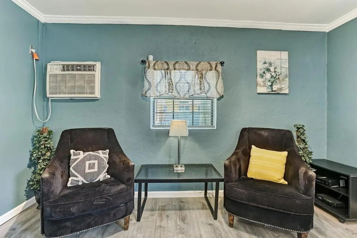 Retro Rainbow At Herb River-canary #11 Holiday home Savannah