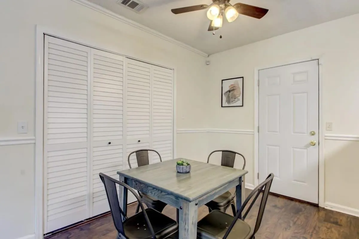 Covered Patio & Fenced Yard Lovely In Laurelwood Holiday home Savannah