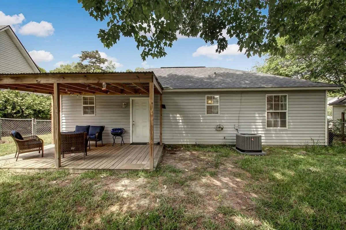Covered Patio & Fenced Yard Lovely In Laurelwood
