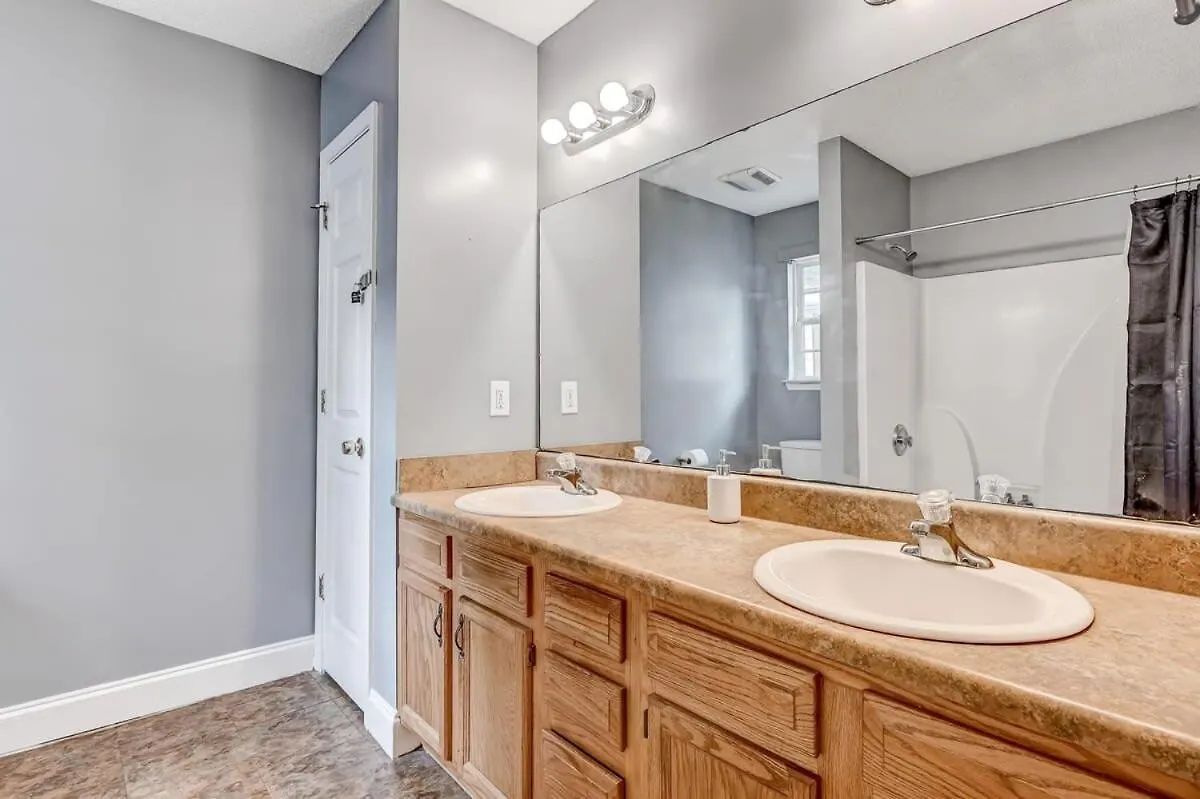 Near Hospital And Downtown- On Leghorn Holiday home
