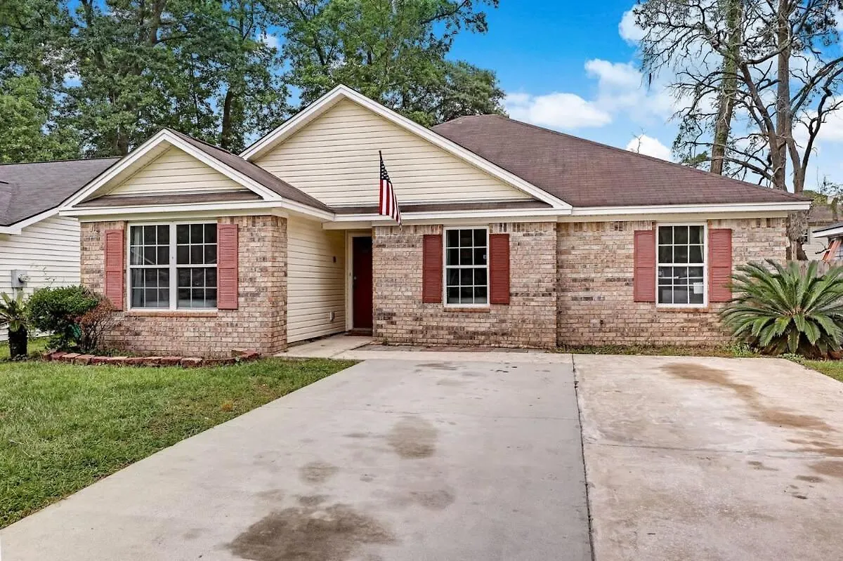 Near Hospital And Downtown- On Leghorn * Savannah