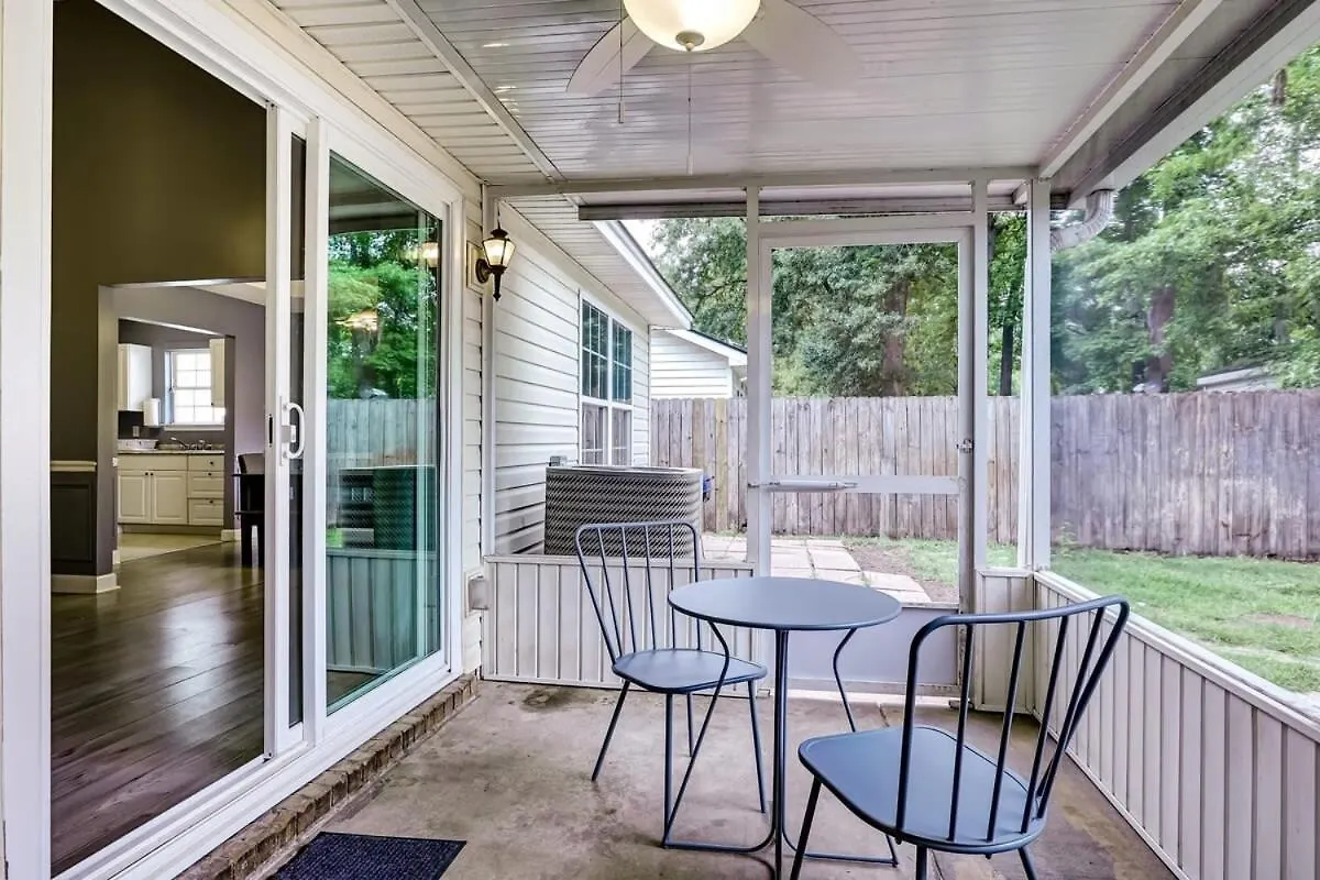 Near Hospital And Downtown- On Leghorn Holiday home