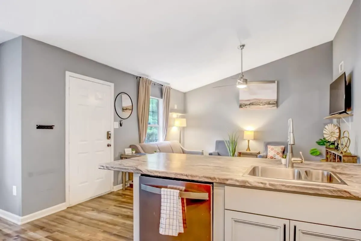 Near Dining & Downtown- Moon River District Digs סוואנה