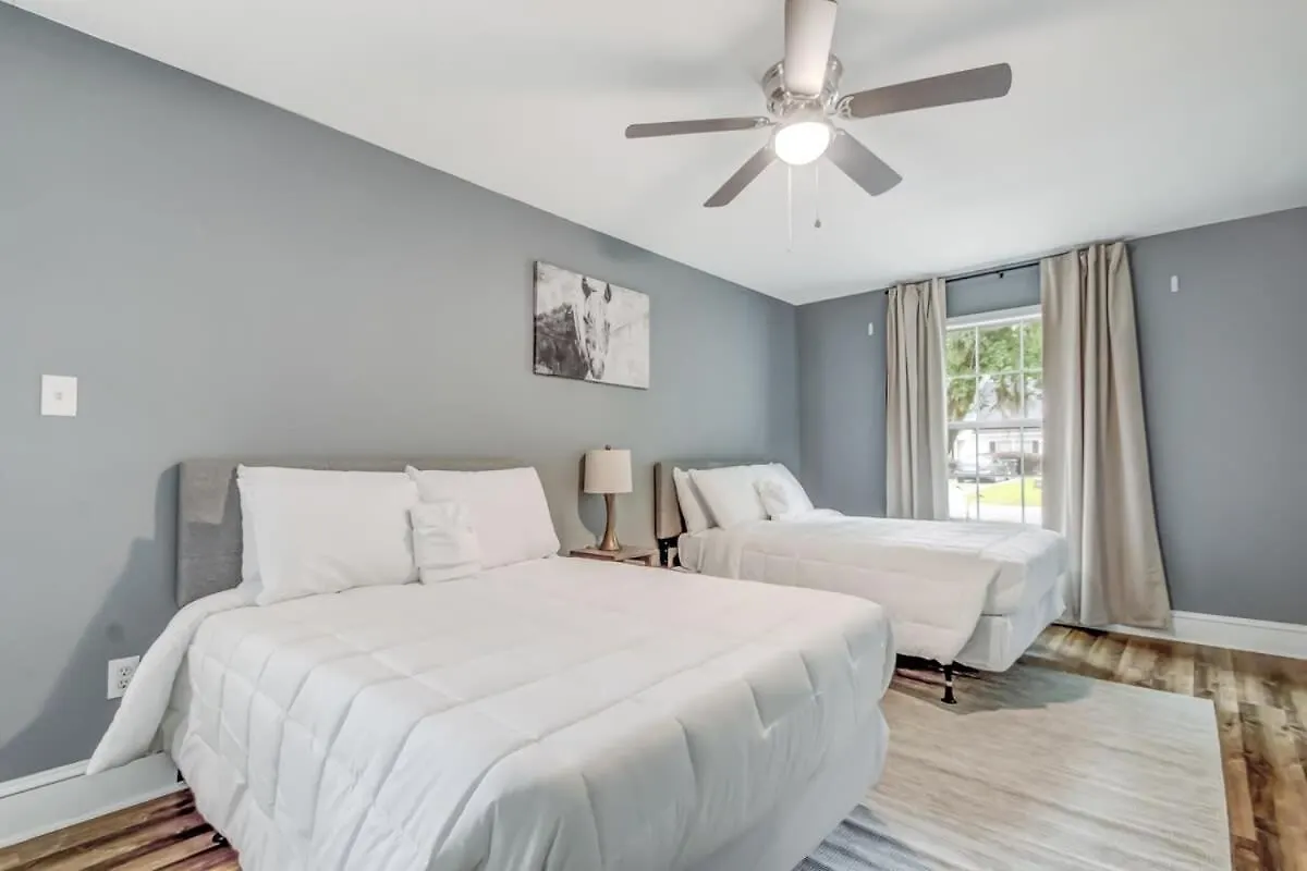 Near Dining & Downtown- Moon River District Digs בית נופש