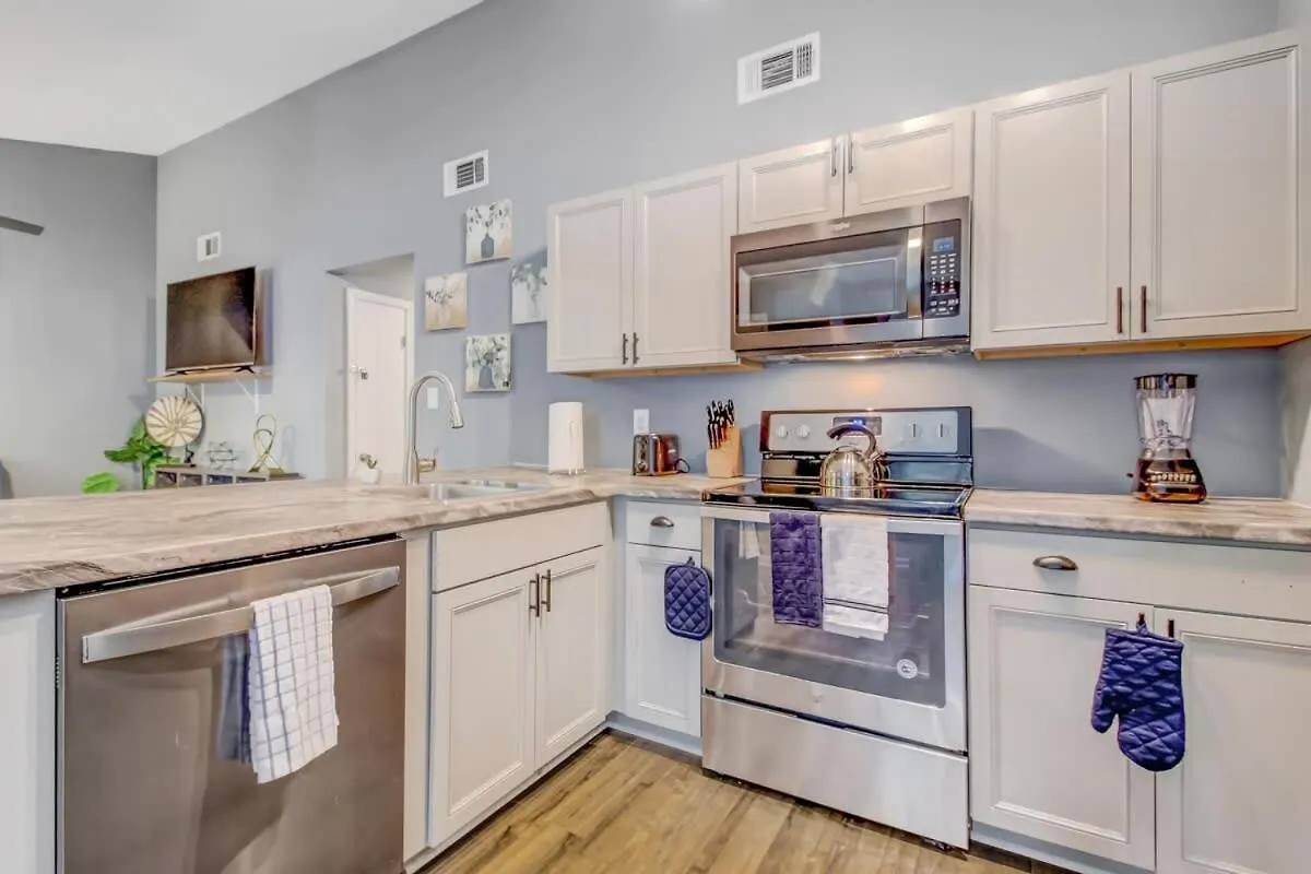 Near Dining & Downtown- Moon River District Digs בית נופש