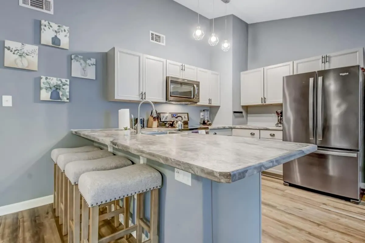 Near Dining & Downtown- Moon River District Digs סוואנה