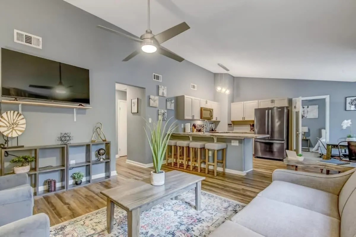 בית נופש Near Dining & Downtown- Moon River District Digs *