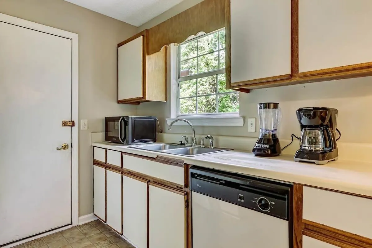 Fenced Yard Family Friendly Laurelwood Holiday home Savannah