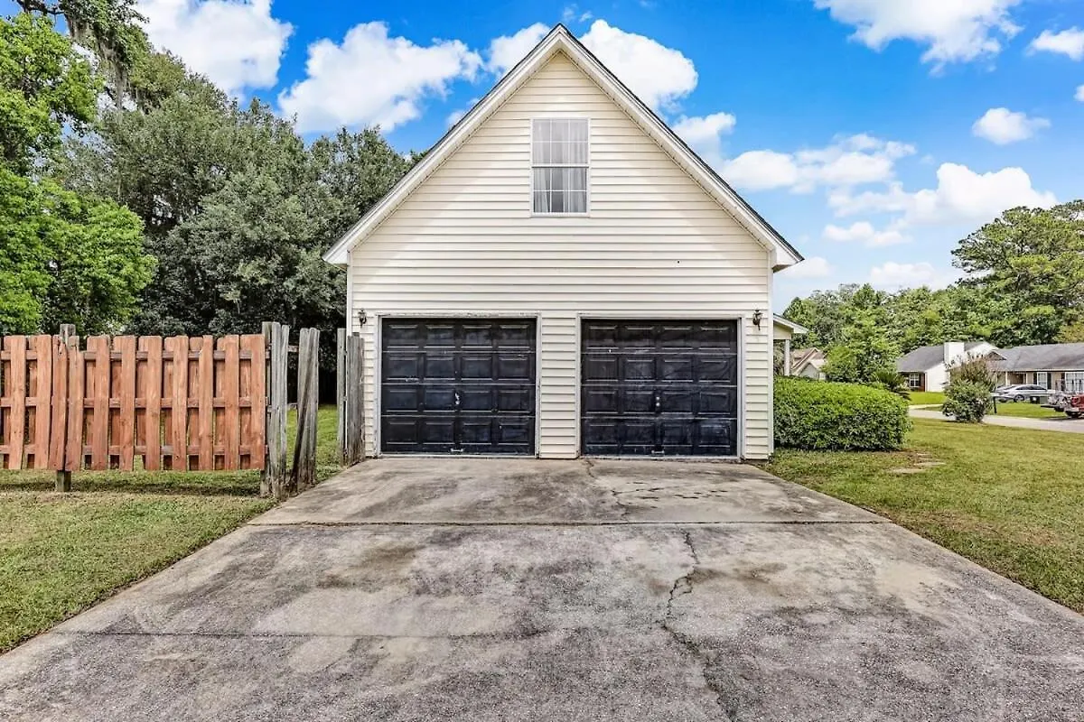 Fenced Yard Family Friendly Laurelwood Holiday home Savannah