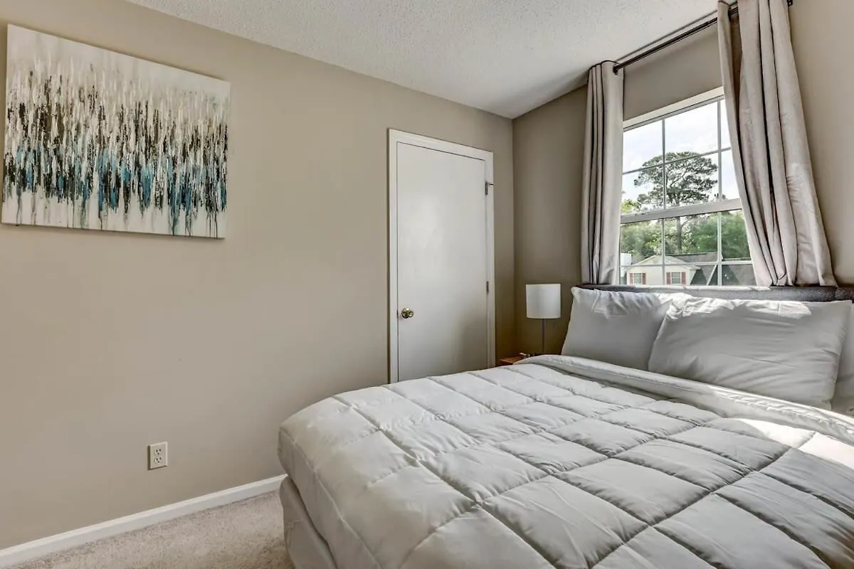 Fenced Yard Family Friendly Laurelwood Holiday home Savannah