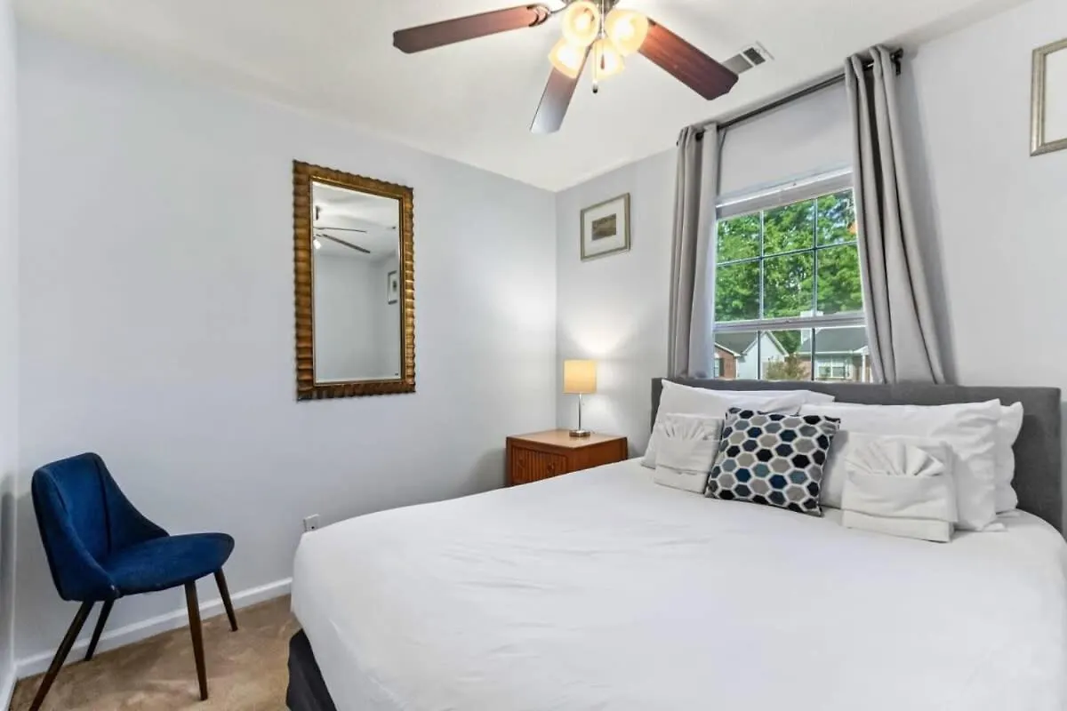 Holiday home 20 Mins To Dwtn & Airport- Sunny Soling Hideaway *
