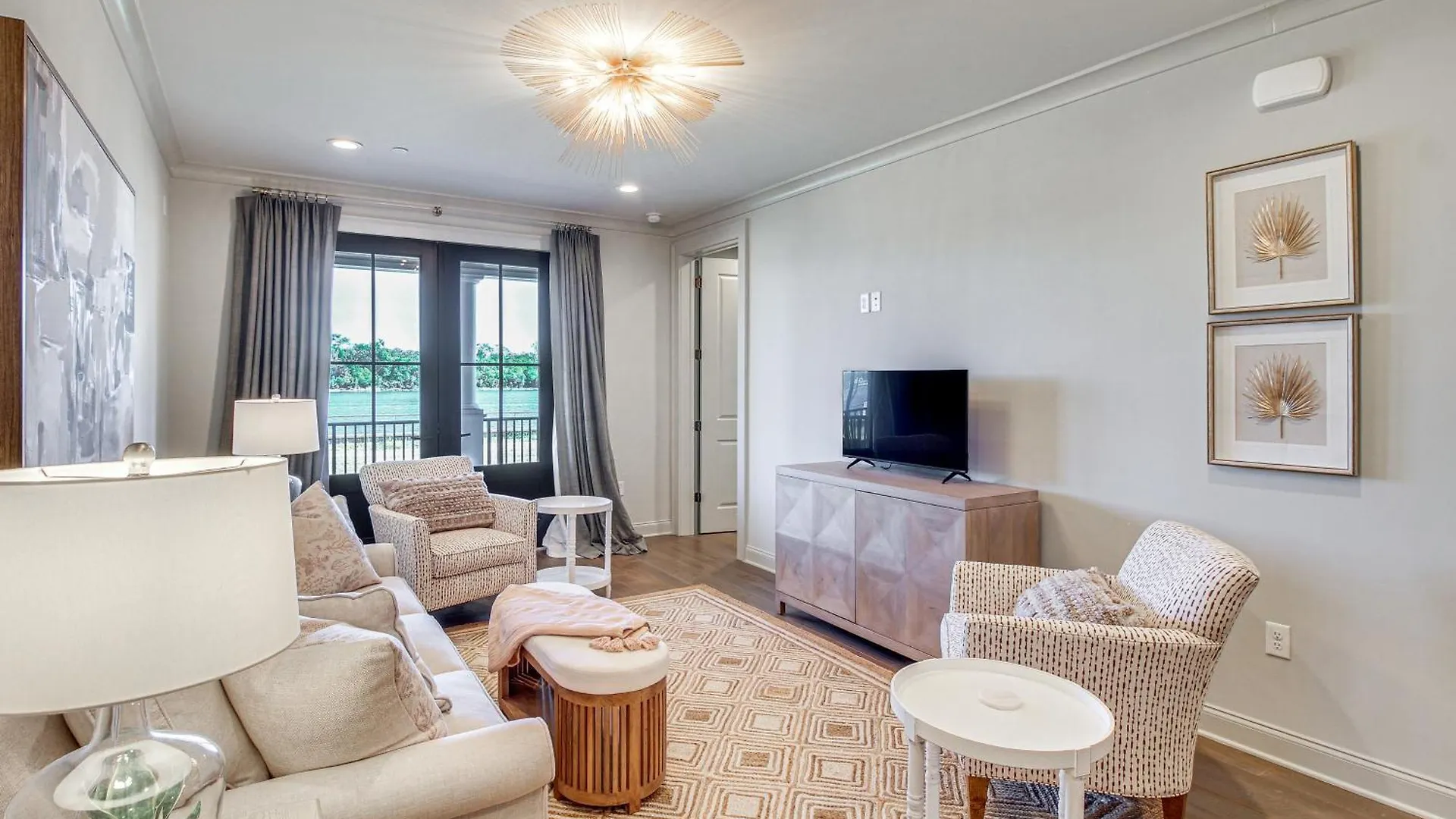 Idyllic With River Views! Apartment