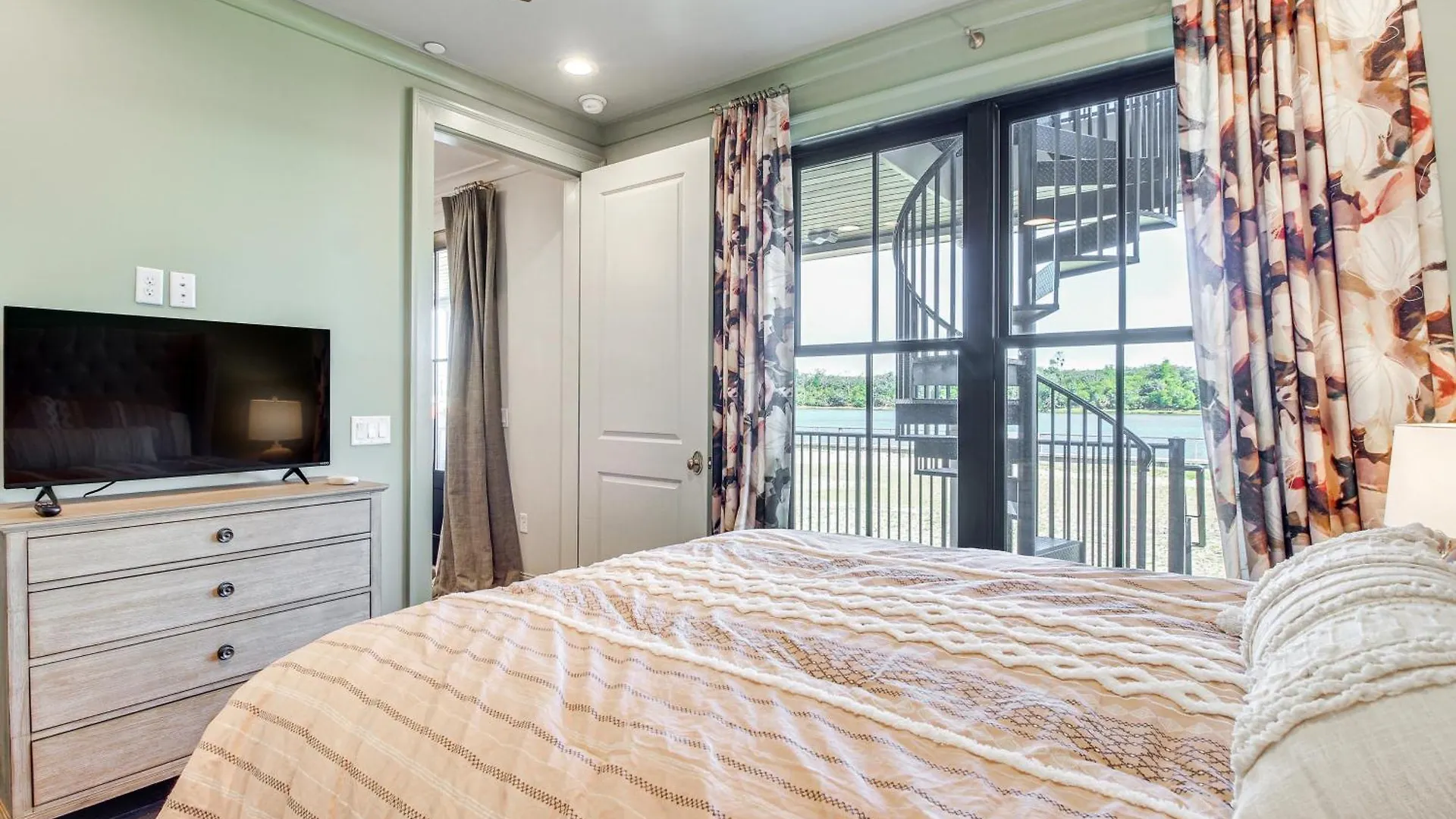 Idyllic With River Views! Apartment Savannah