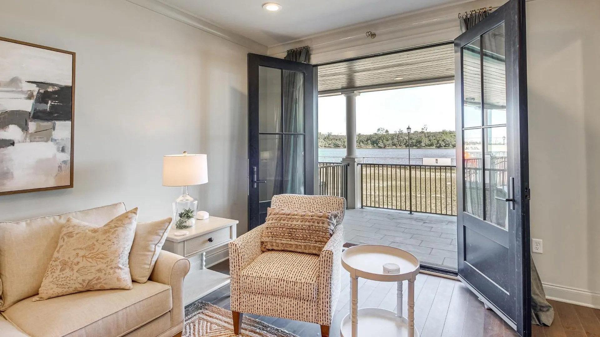 Apartment Idyllic With River Views! *