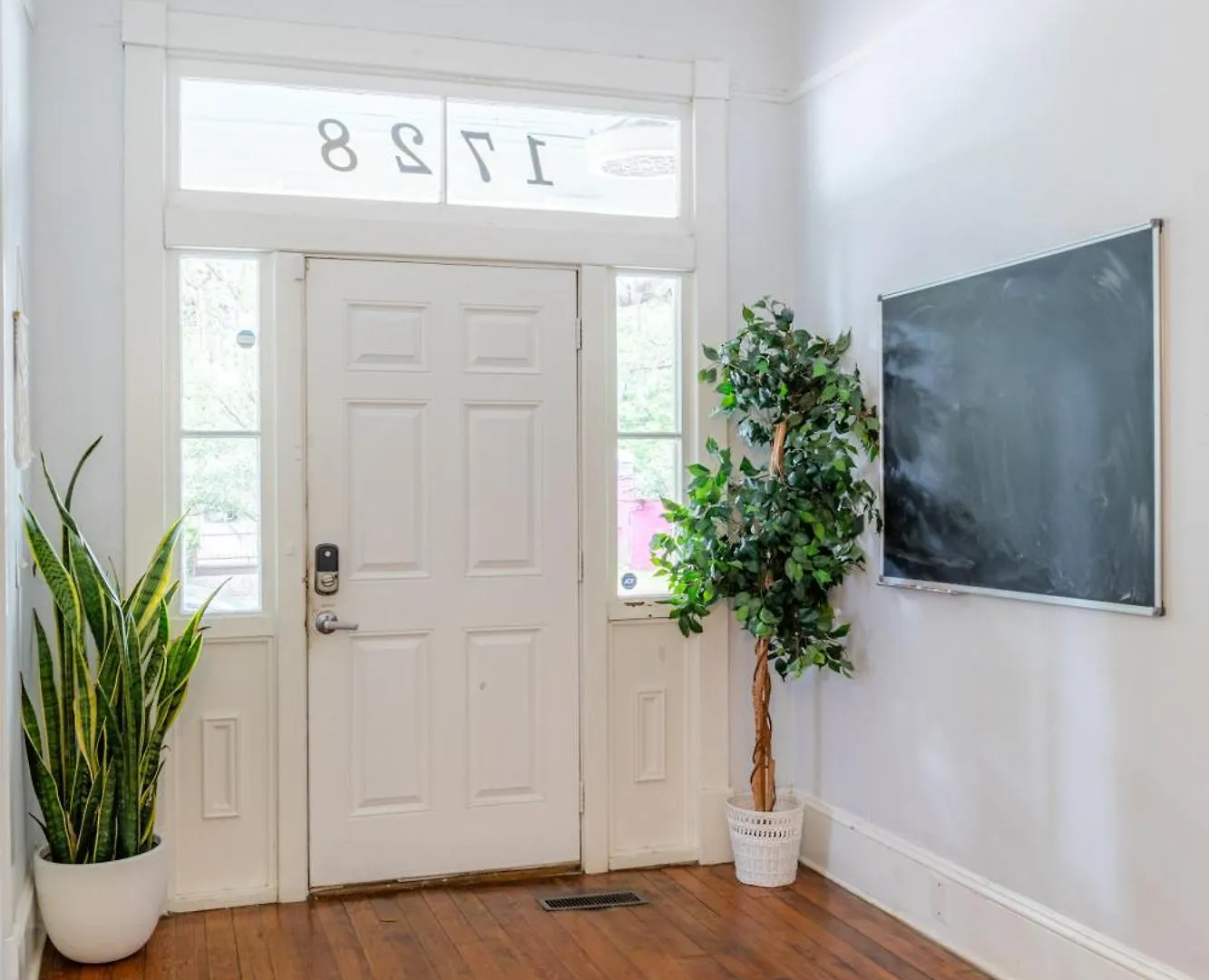 Charming In The Heart Of 2 Savannah