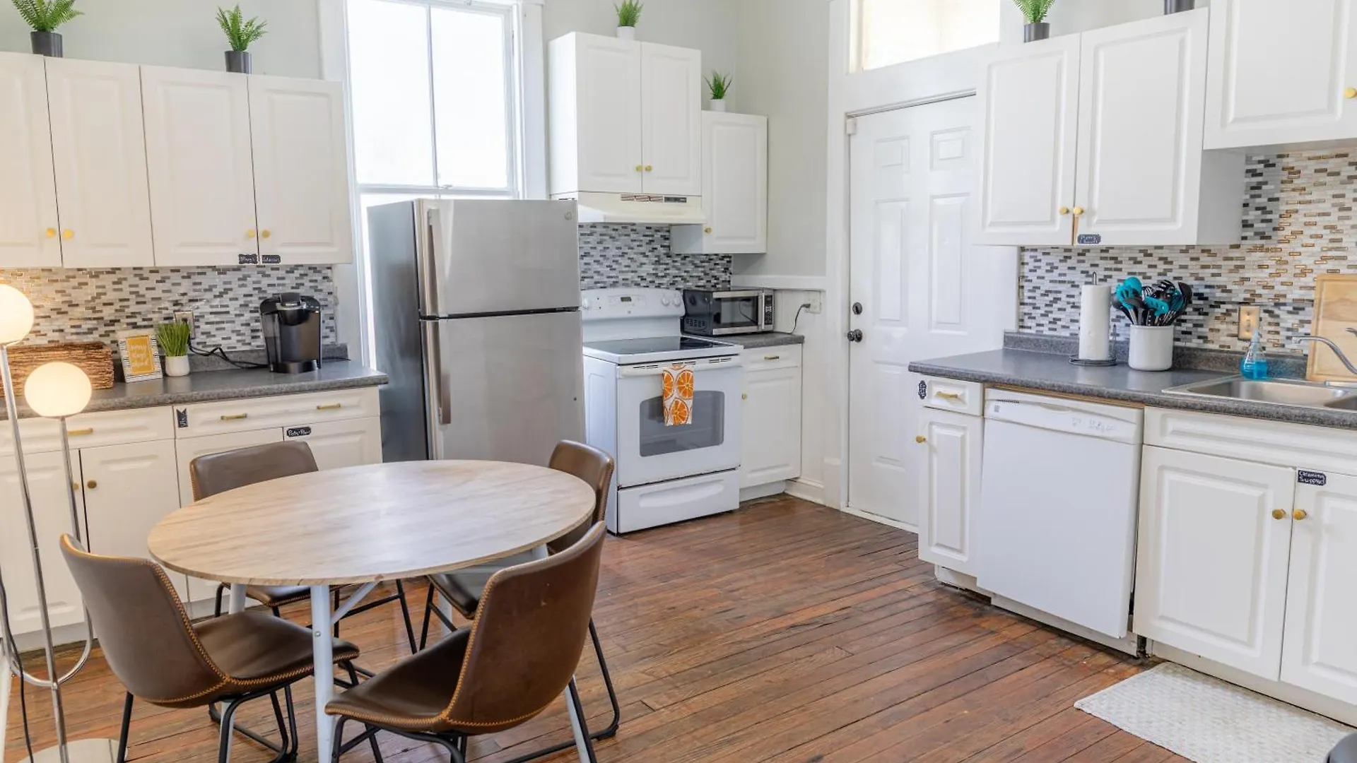Charming In The Heart Of Apartment Savannah