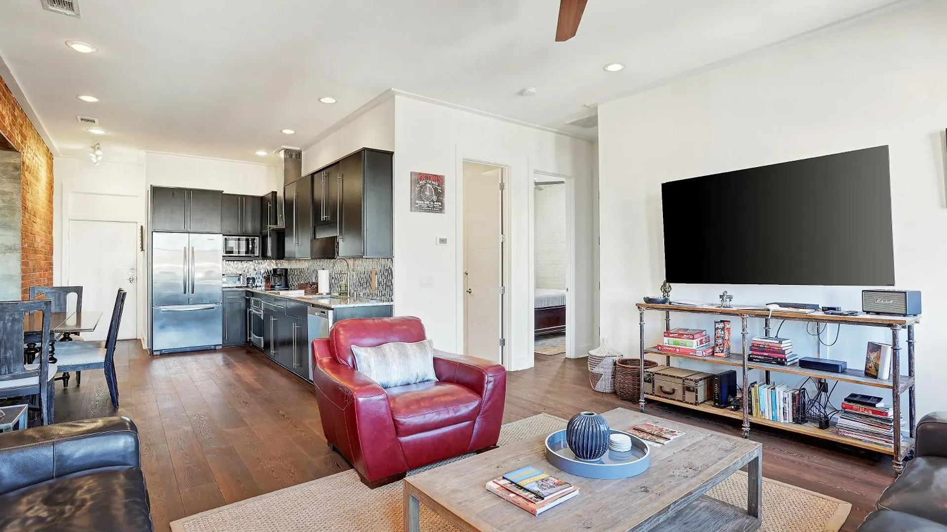 Corner View Broughton Penthouse With Free Reserved Parking Apartment Savannah