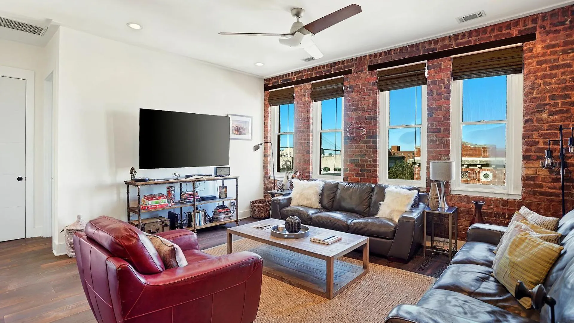 Apartment Corner View Broughton Penthouse With Free Reserved Parking Savannah