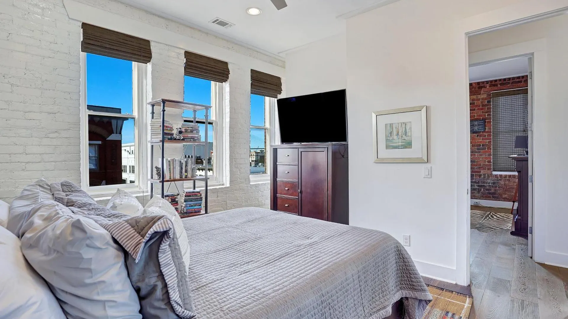 Corner View Broughton Penthouse With Free Reserved Parking *
