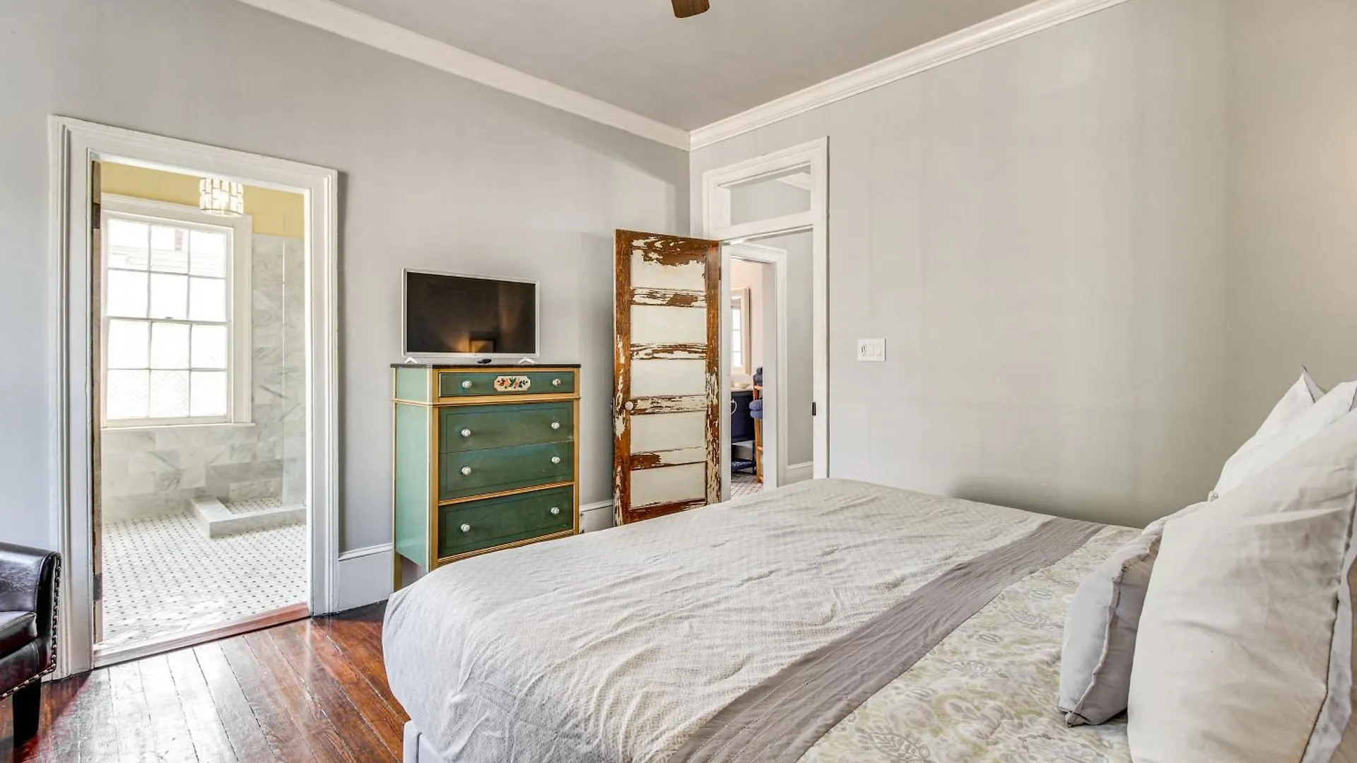 Historic Walkable Location! 度假居