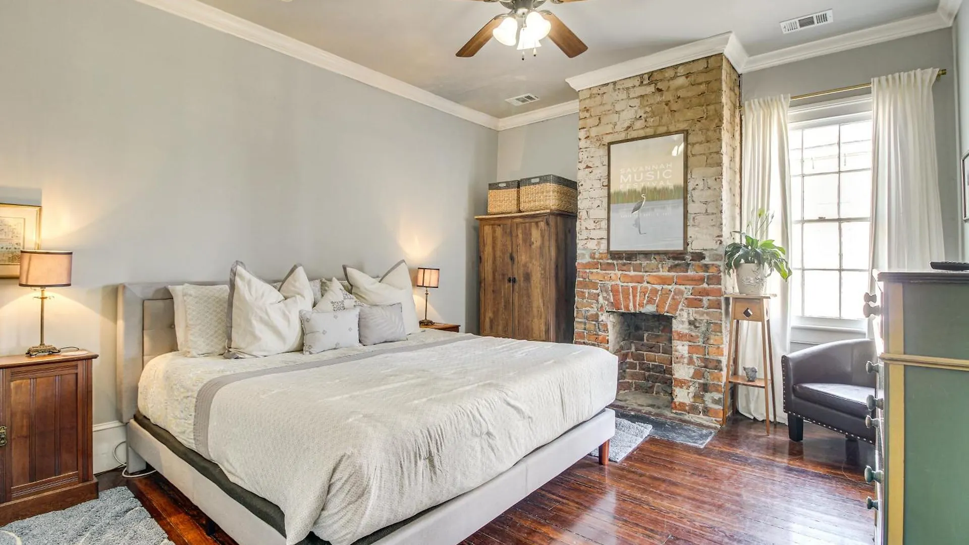 度假居 Historic Walkable Location! *