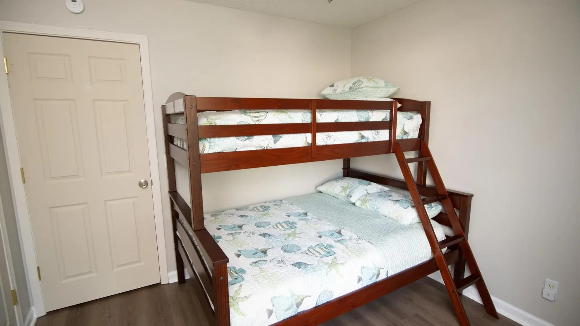 Lakefront Retreat Near Tybee With King Bed And Free Parking *