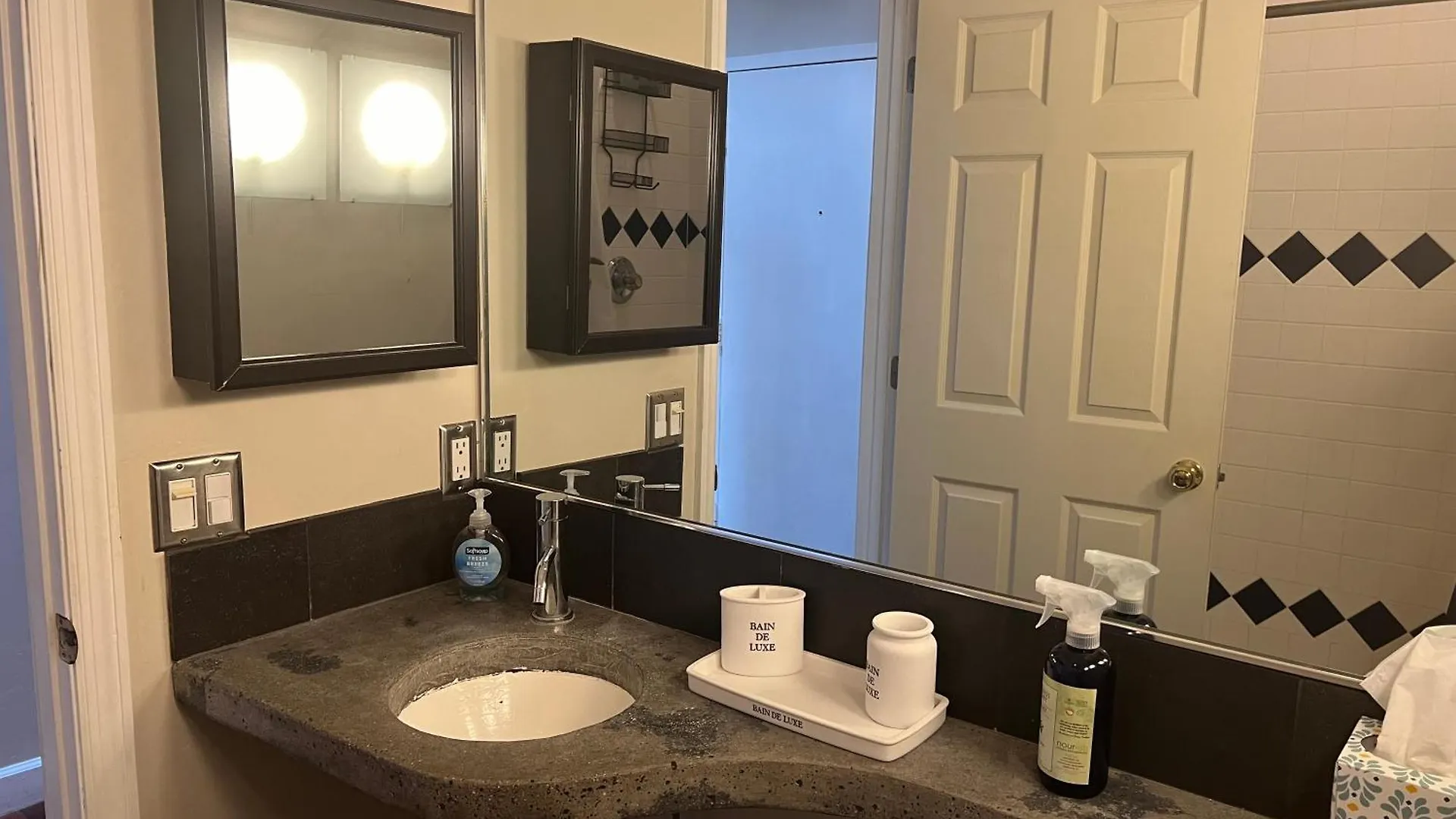 Penthouse On Broughton With Free Reserved Parking Apartment
