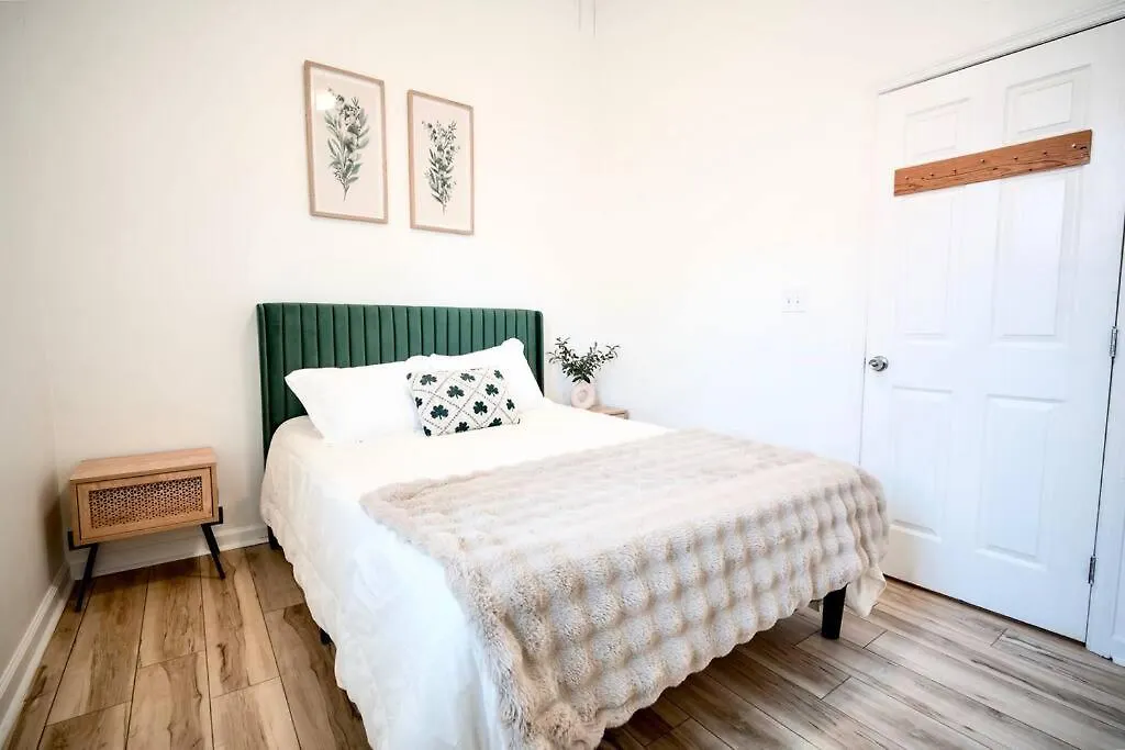 2br Boho Chic Duplex, - Near Tybee Island! Apartment