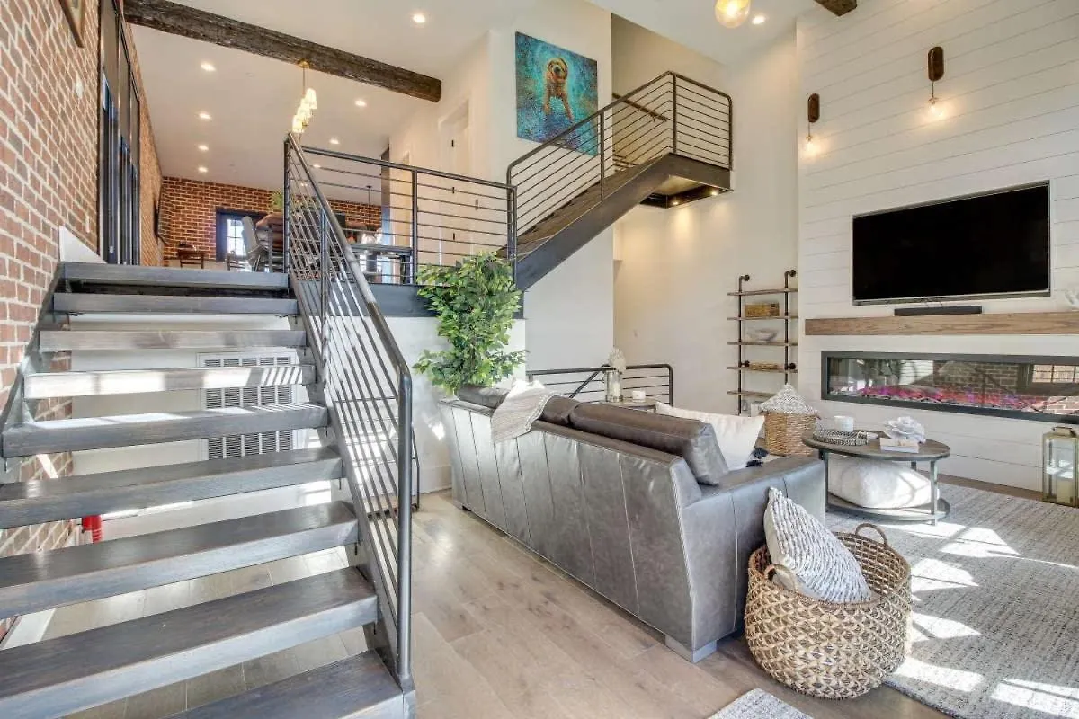 Luxurious Townhome With River Views Holiday home