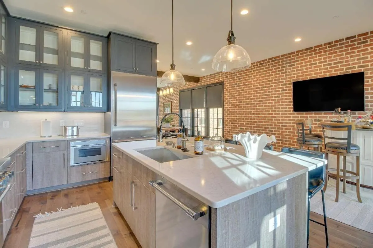 Luxurious Townhome With River Views Holiday home *