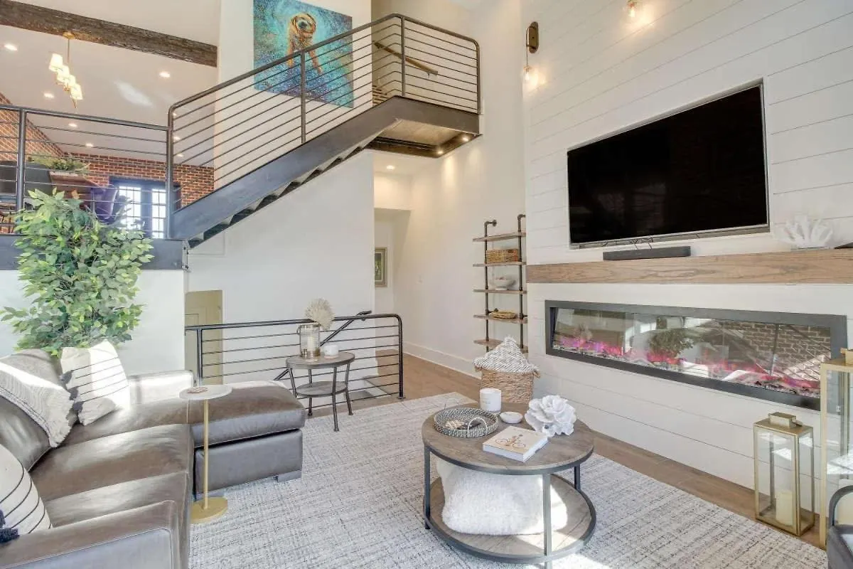 Luxurious Townhome With River Views Holiday home Savannah