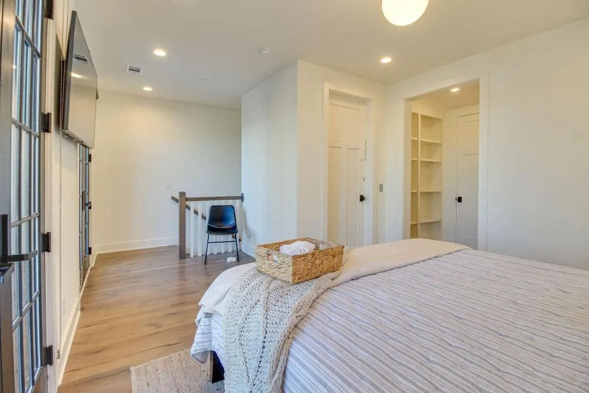Luxurious Townhome With River Views Holiday home *