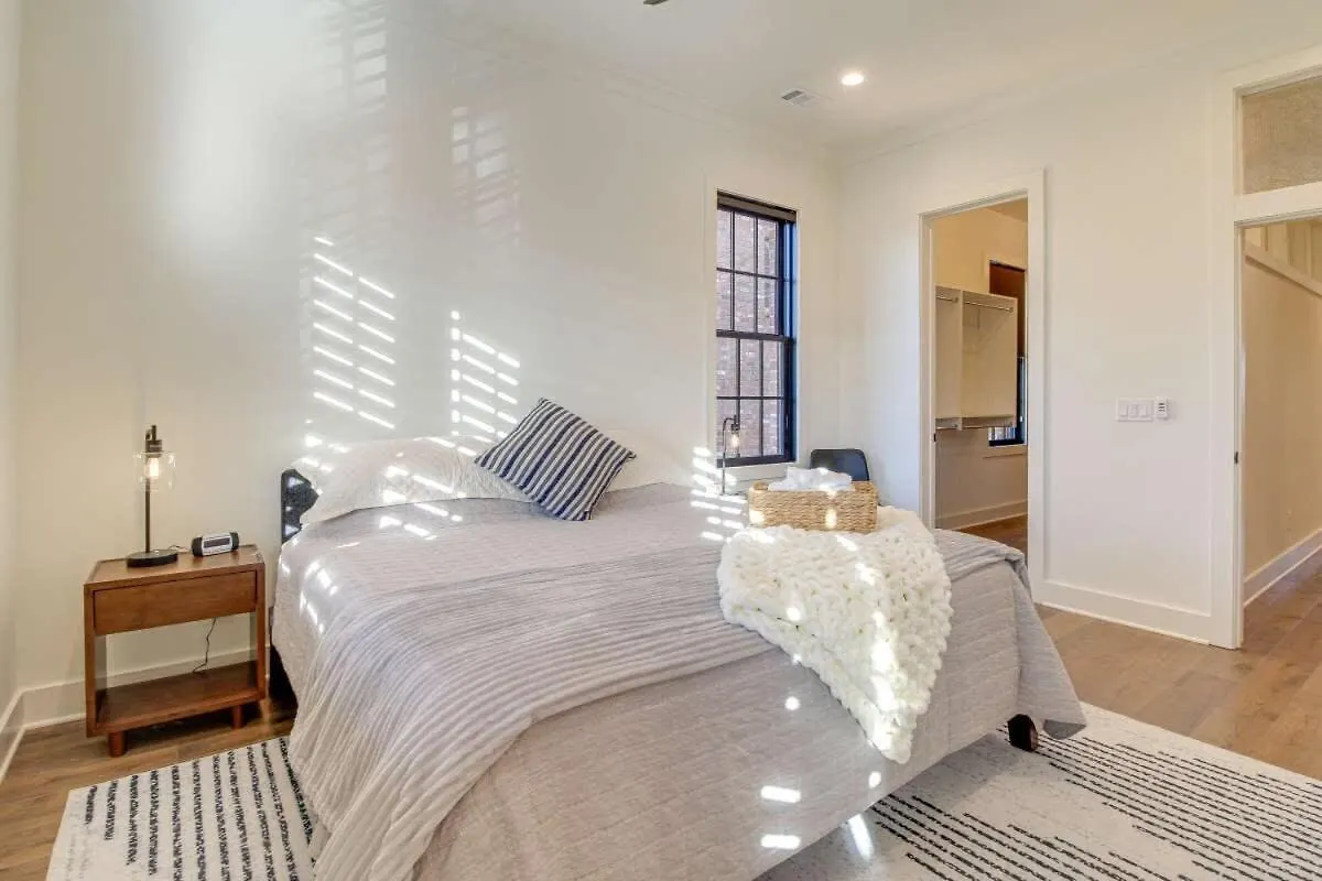Luxurious Townhome With River Views Holiday home