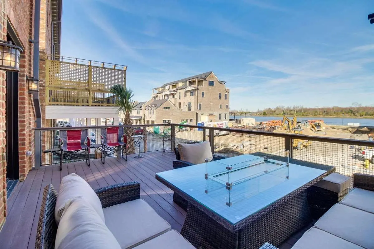 Luxurious Townhome With River Views *