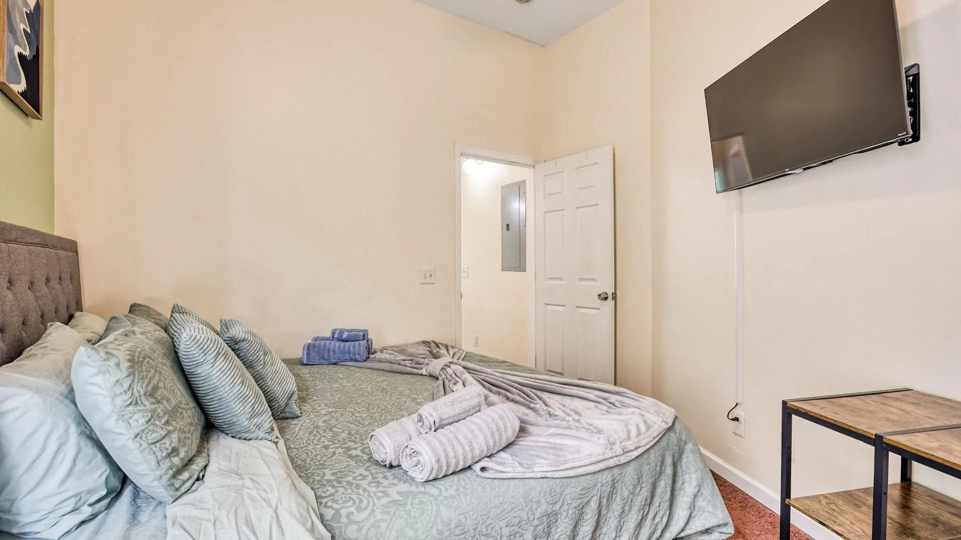 Holiday home 5min To Dt - King Beds - Parking - Telescope - Private Balcony *
