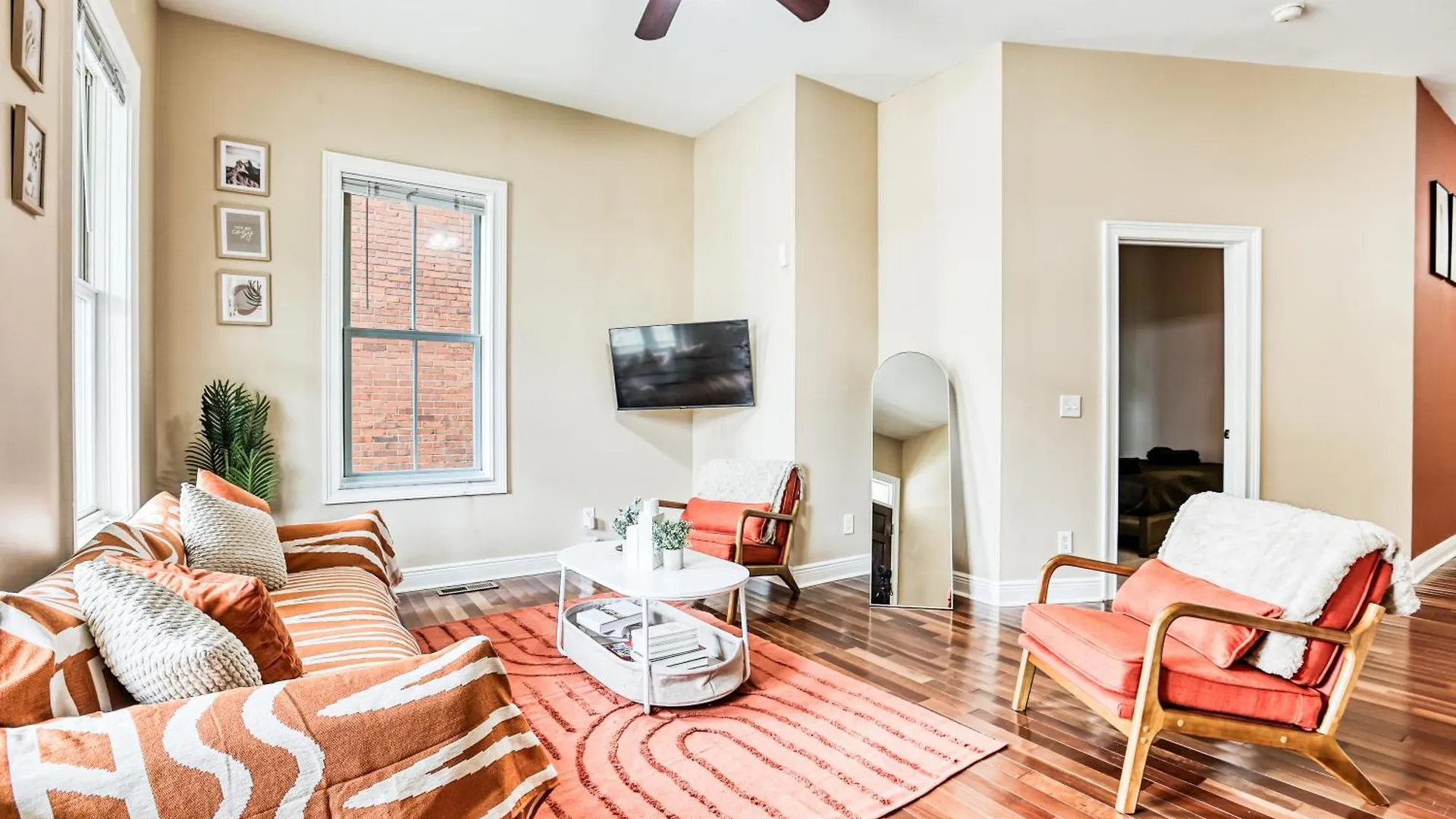 Apartment 14 Ppl, Spacious Backyard, Hammock, Fitness Equipment, Near Down Town *