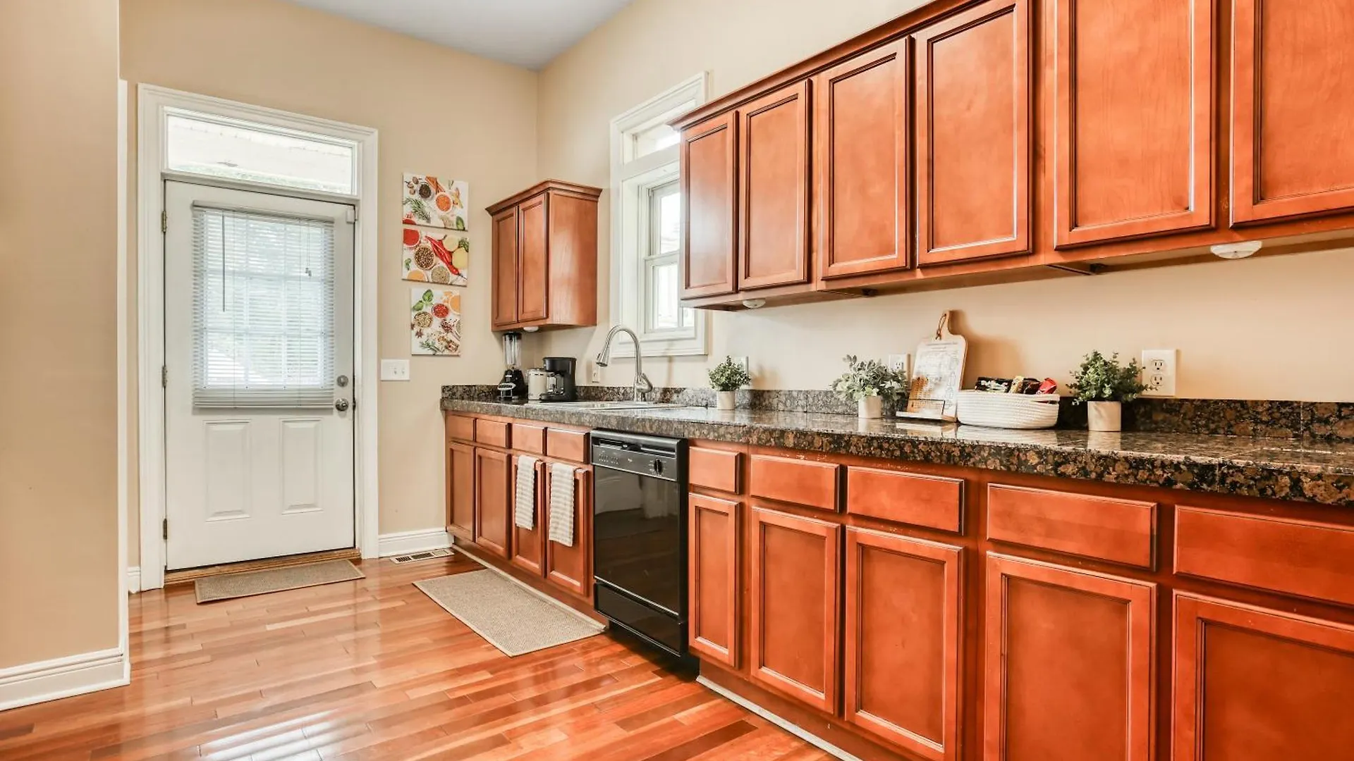 Apartment 14 Ppl, Spacious Backyard, Hammock, Fitness Equipment, Near Down Town