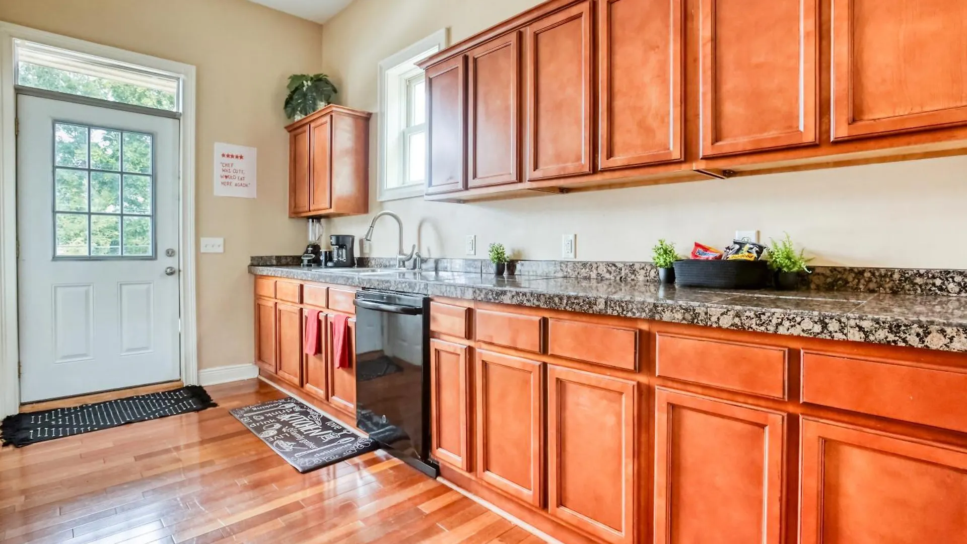 Apartment 14 Ppl, Spacious Backyard, Hammock, Fitness Equipment, Near Down Town