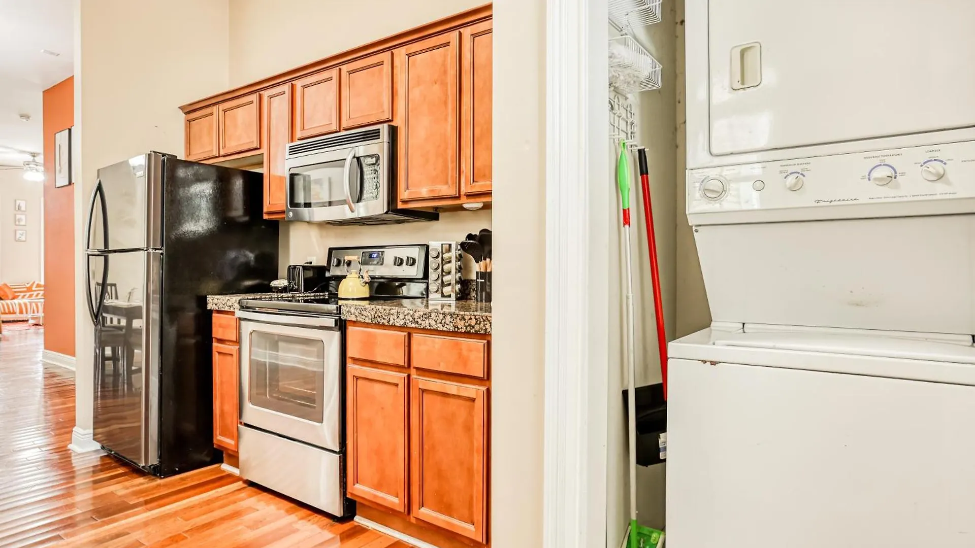 Apartment 14 Ppl, Spacious Backyard, Hammock, Fitness Equipment, Near Down Town *