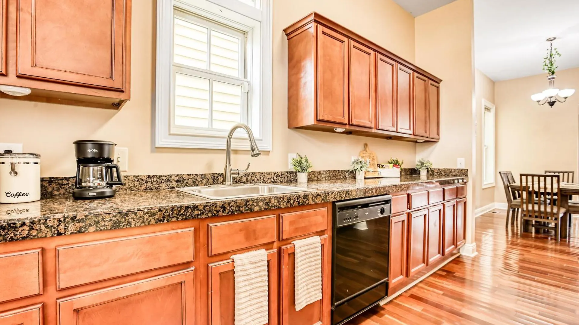 14 Ppl, Spacious Backyard, Hammock, Fitness Equipment, Near Down Town *