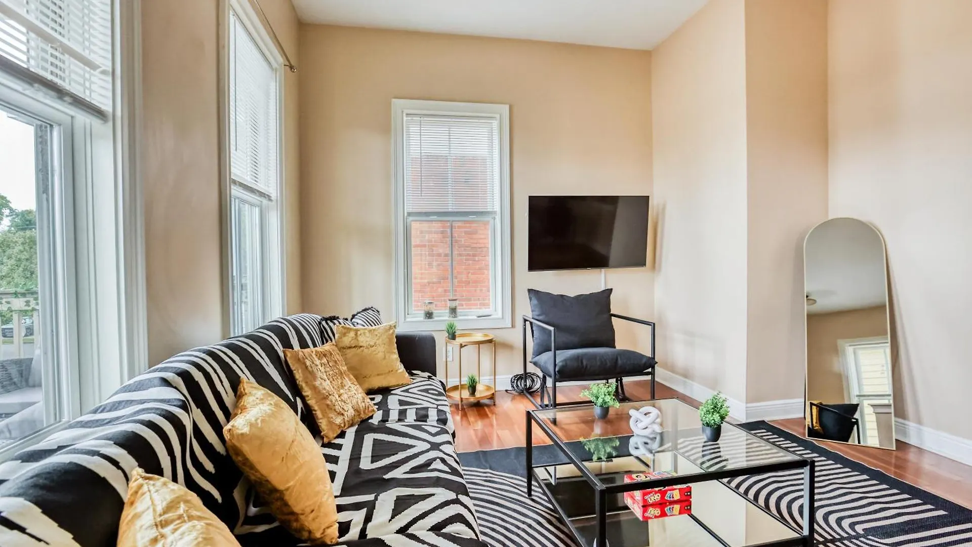 Apartment 14 Ppl, Spacious Backyard, Hammock, Fitness Equipment, Near Down Town *
