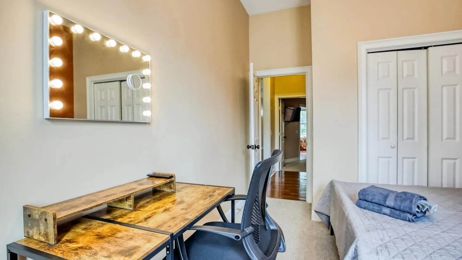 14 Ppl, Spacious Backyard, Hammock, Fitness Equipment, Near Down Town *