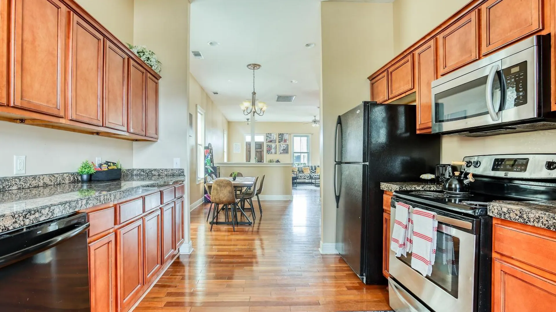 14 Ppl, Spacious Backyard, Hammock, Fitness Equipment, Near Down Town Apartment *
