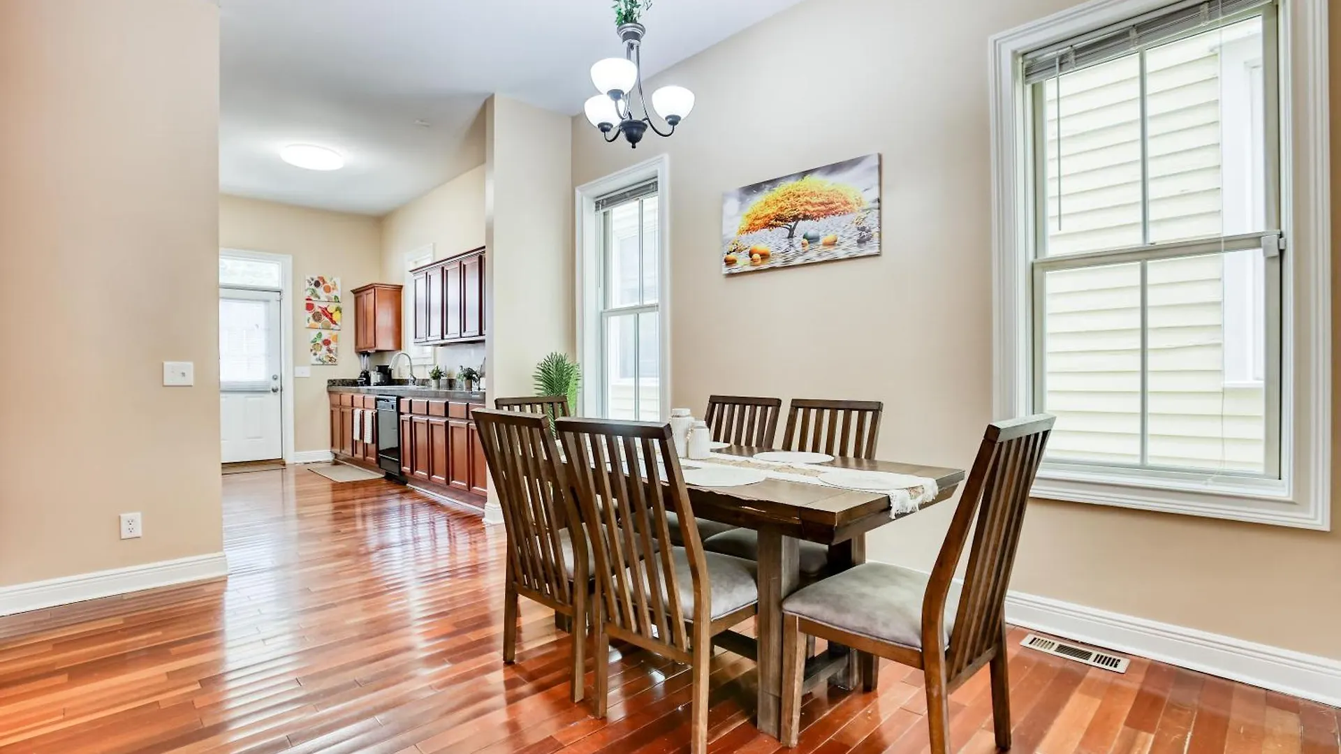 14 Ppl, Spacious Backyard, Hammock, Fitness Equipment, Near Down Town Apartment