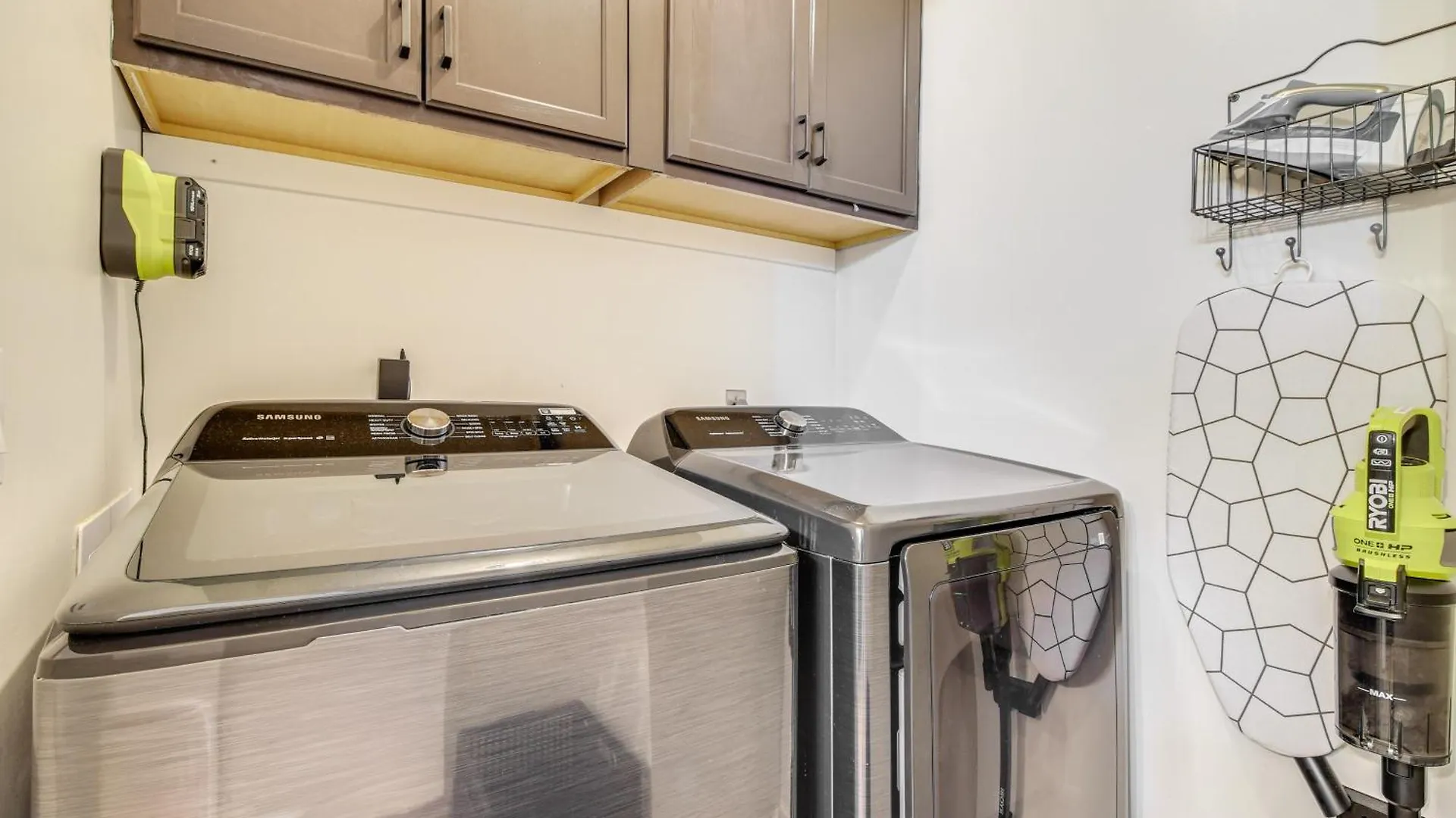 Holiday home Near Dtwn And With Game Room!