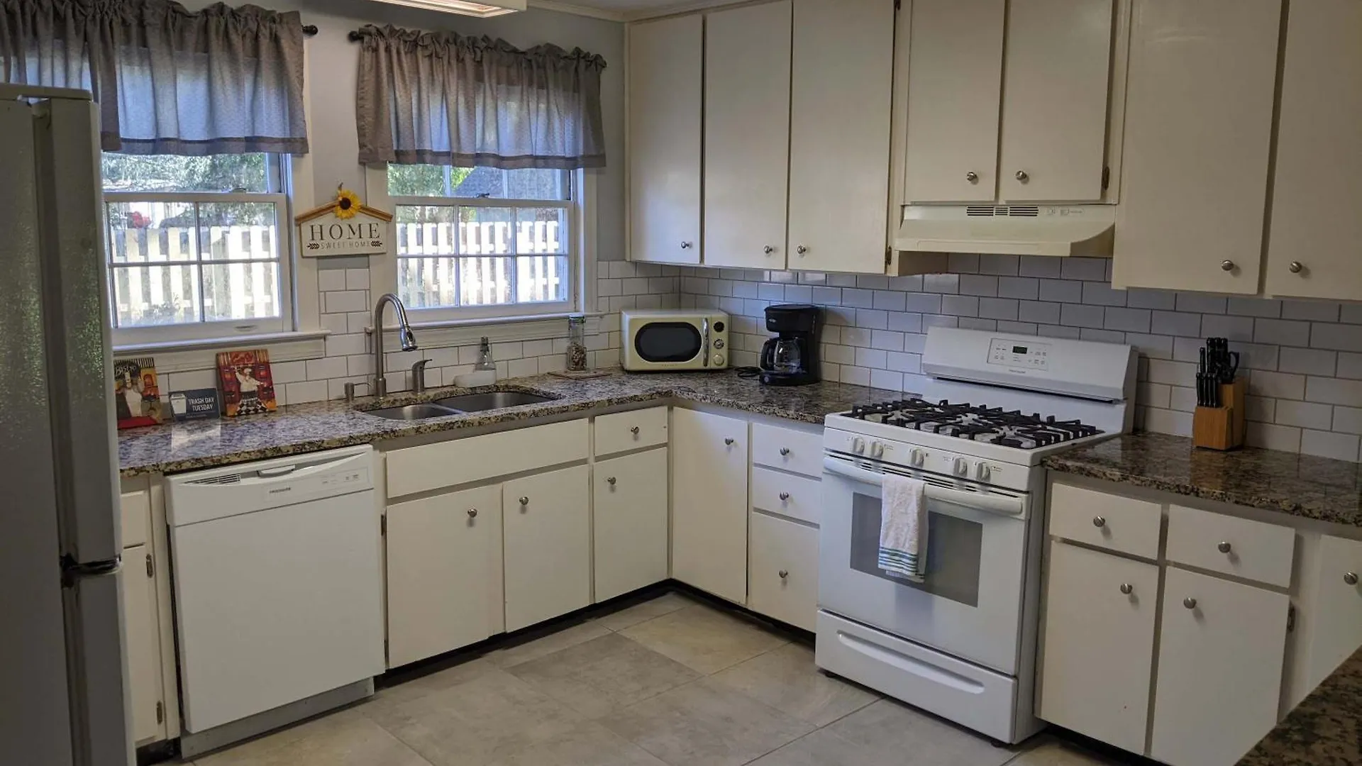 Humbly Happy On Hope Isle-island Feel-large Yard-private Holiday home