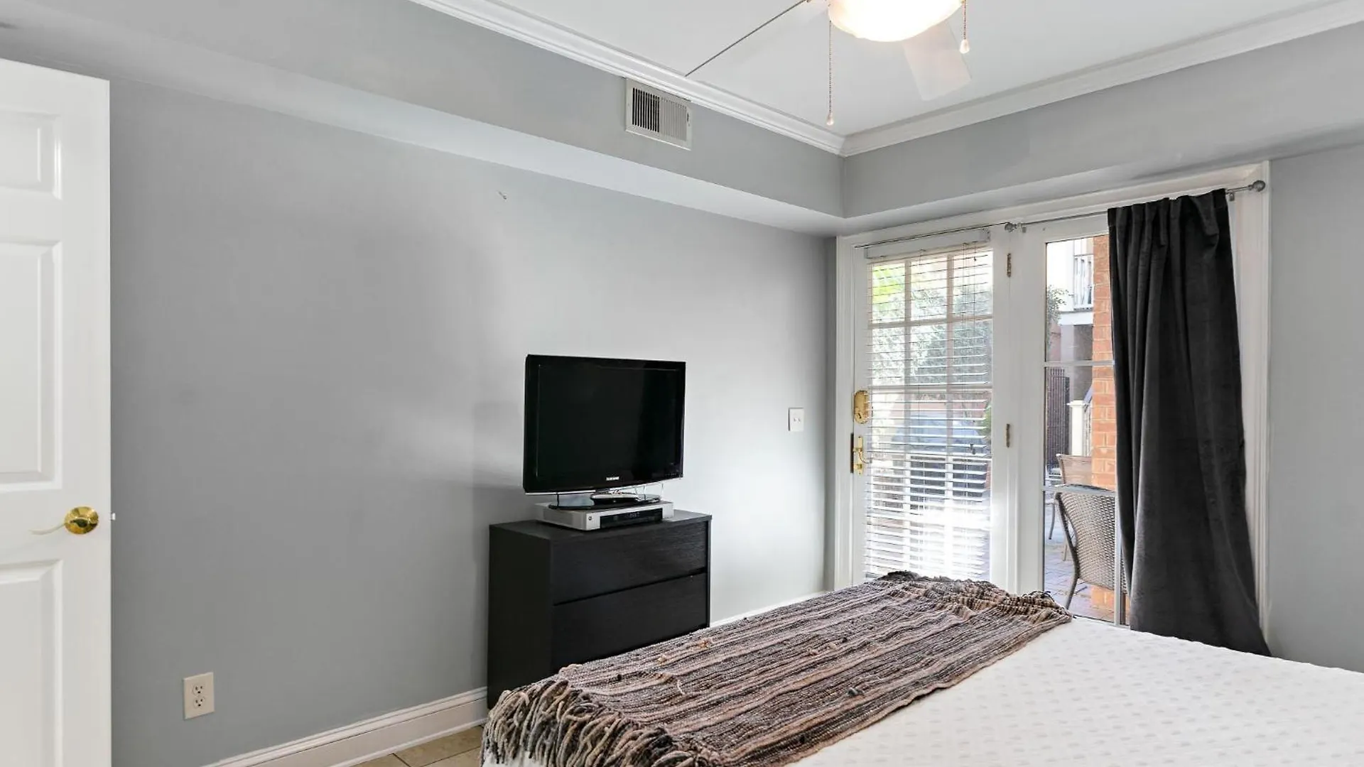 305 W Taylor Garden