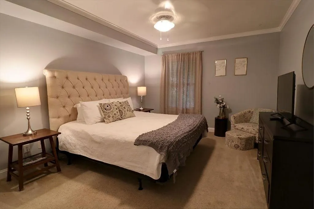 305 W Taylor Garden *